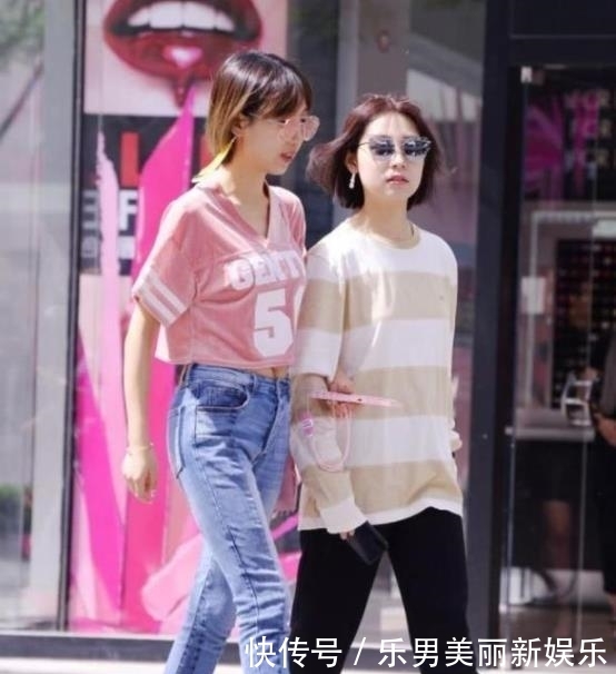  蓝色：街拍：短发美女蓝色吊带长裙，长发飘飘， 笑容甜美可爱