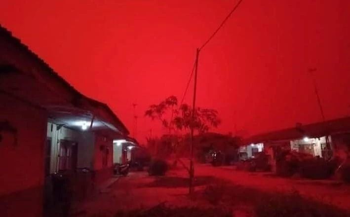 印尼占碑省天空一片鲜红，地面和房屋被照得通红，专家这样解释