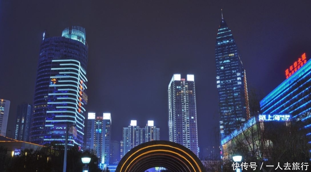  经济：经济最强的新一线城市，距离一线一步之遥，但有一点比不