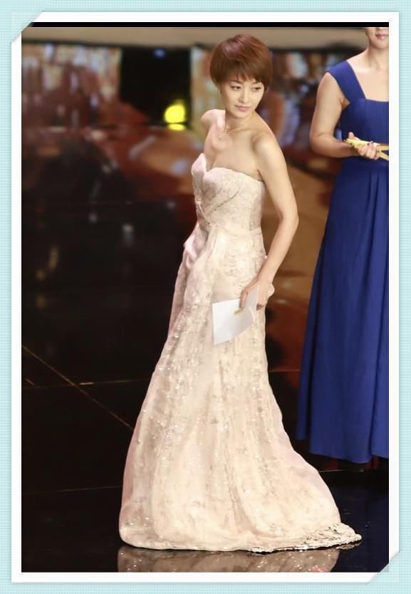 马伊琍不得了!42岁穿抹胸裙比29岁baby还性感，网友:彻底服气!