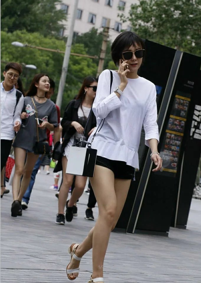 路边打电话的气质美女小姐姐，热裤凸显其妖娆身材