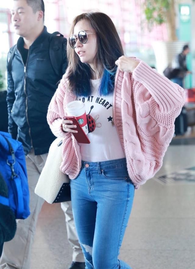 同是秀腿，张靓颖玩下半身消失，而55岁的她一条短裤引来无数掌声