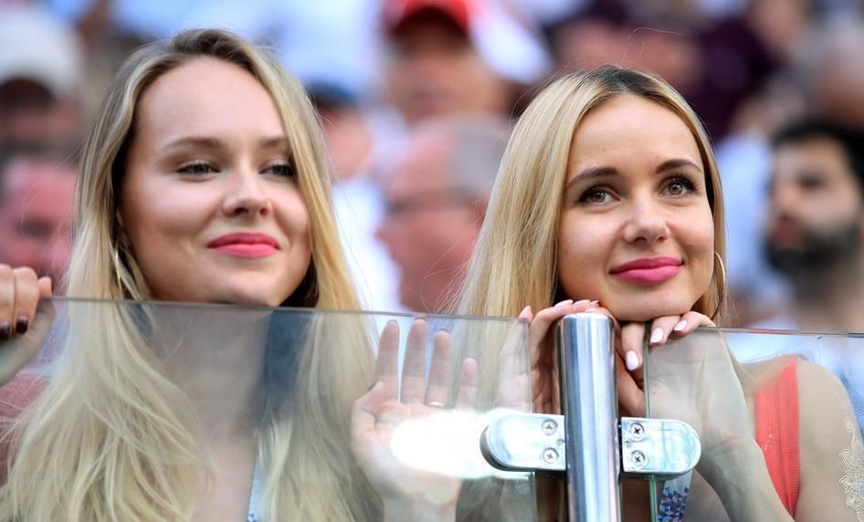 世界杯1/8决赛佳丽:哥伦比亚美女烈焰红唇，英格兰姑娘清新雅致