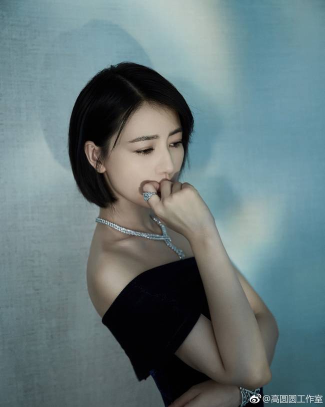 高圆圆穿黑色抹胸礼服气场足 单手扶脸露性感美背