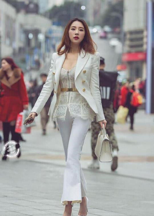 『气质』街拍:气质美女身材高挑,墨发如瀑,气质婉约动人