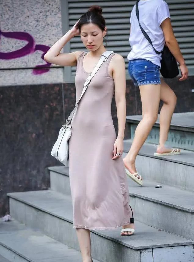 夏日街拍：美女大白腿，超短裤，青春靓丽，我已经被她们迷倒了。