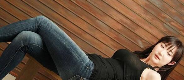 紧身牛仔裤修身而不受束缚,优雅迷人身姿秀出艺术风采
