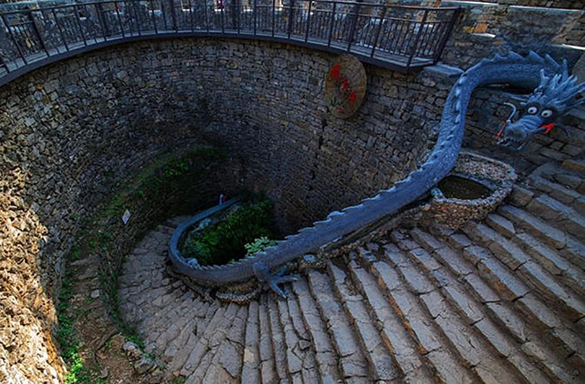 中国工程量最大的水井，历时十年才建成，打水走108级台阶