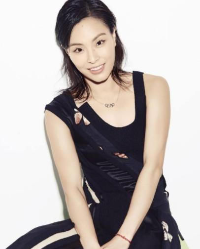  『以选择』吴敏霞和丈夫走机场,穿棉服麻杆腿好惹眼,难得浓妆红唇气质大变