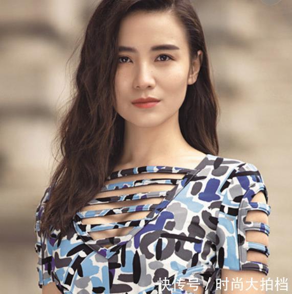 宋佳疯了吧，下身穿两块“大花布”就跑出来，网友：还有这种操作