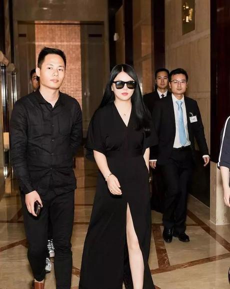 李湘与张柏芝，同穿红色印花连衣裙，差别有点大？