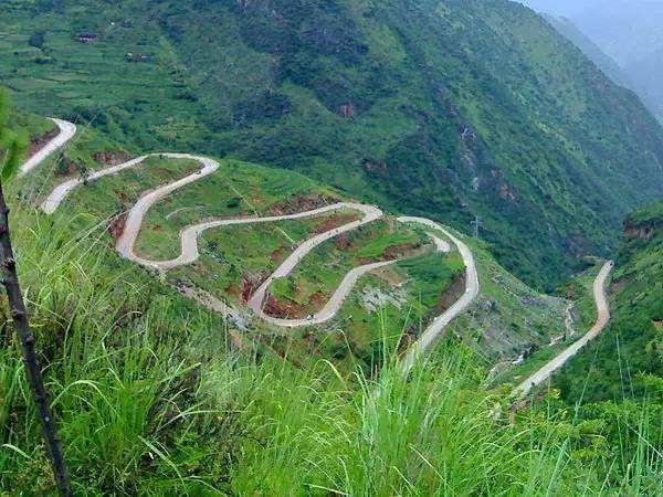 世界上最弯的公路，7公里距离却有68个弯，原因只是为了省钱