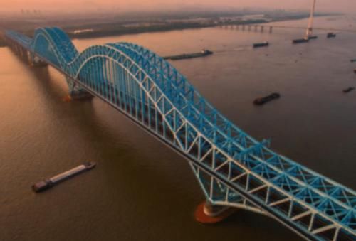  #高铁#中国最“不容易”的高铁，通车两年亏损49亿，两年后盈利