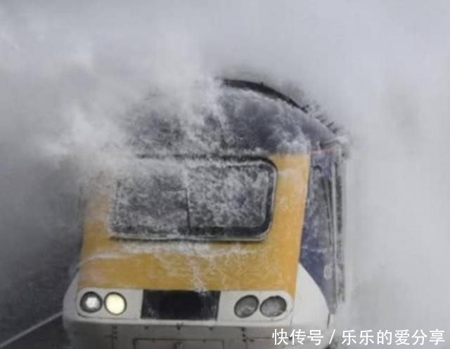 印度最“奇葩”火车,建在300米瀑布之下,一开门窗就会被淹没