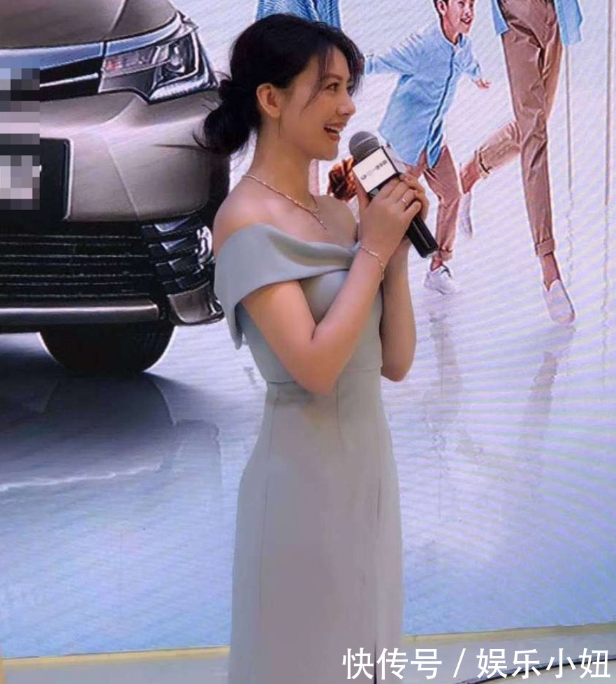 高圆圆穿露肩长裙亮相，头发随便扎都能这么美，气质真的很重要！