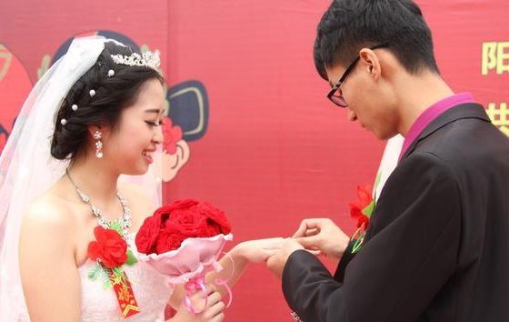 子坐月子我给2万,无意间听到她和婆婆说的话,