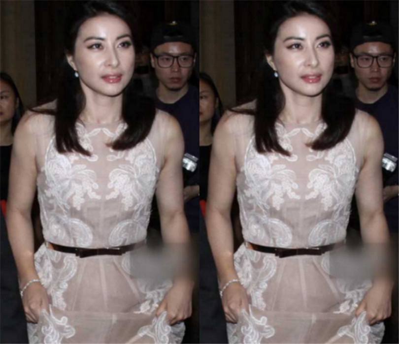 郭晶晶终于有豪门太太的气质了,挺胸抬头气质优雅,网友:霍启刚