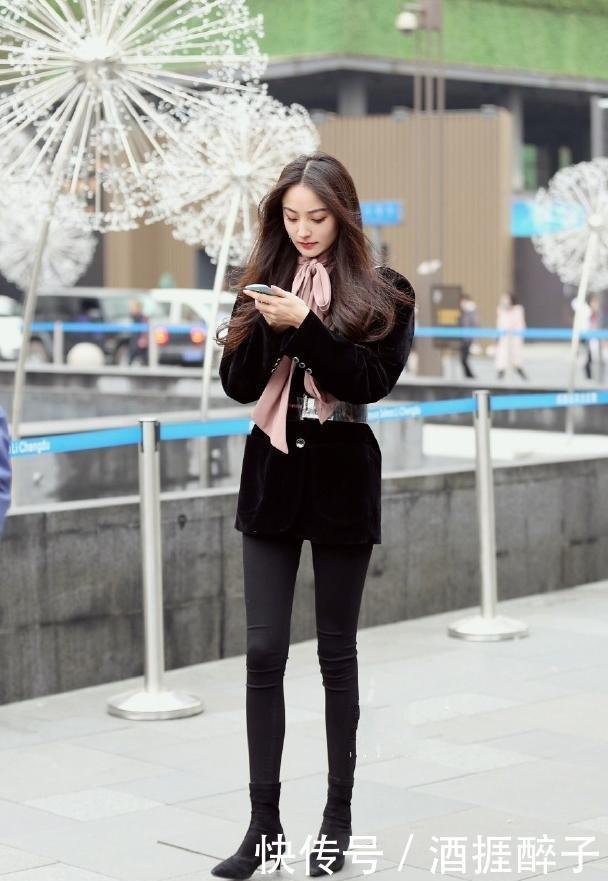 【气质】街拍:打底裤时髦又修身,简约不失气质,尽显女人优雅美丽!
