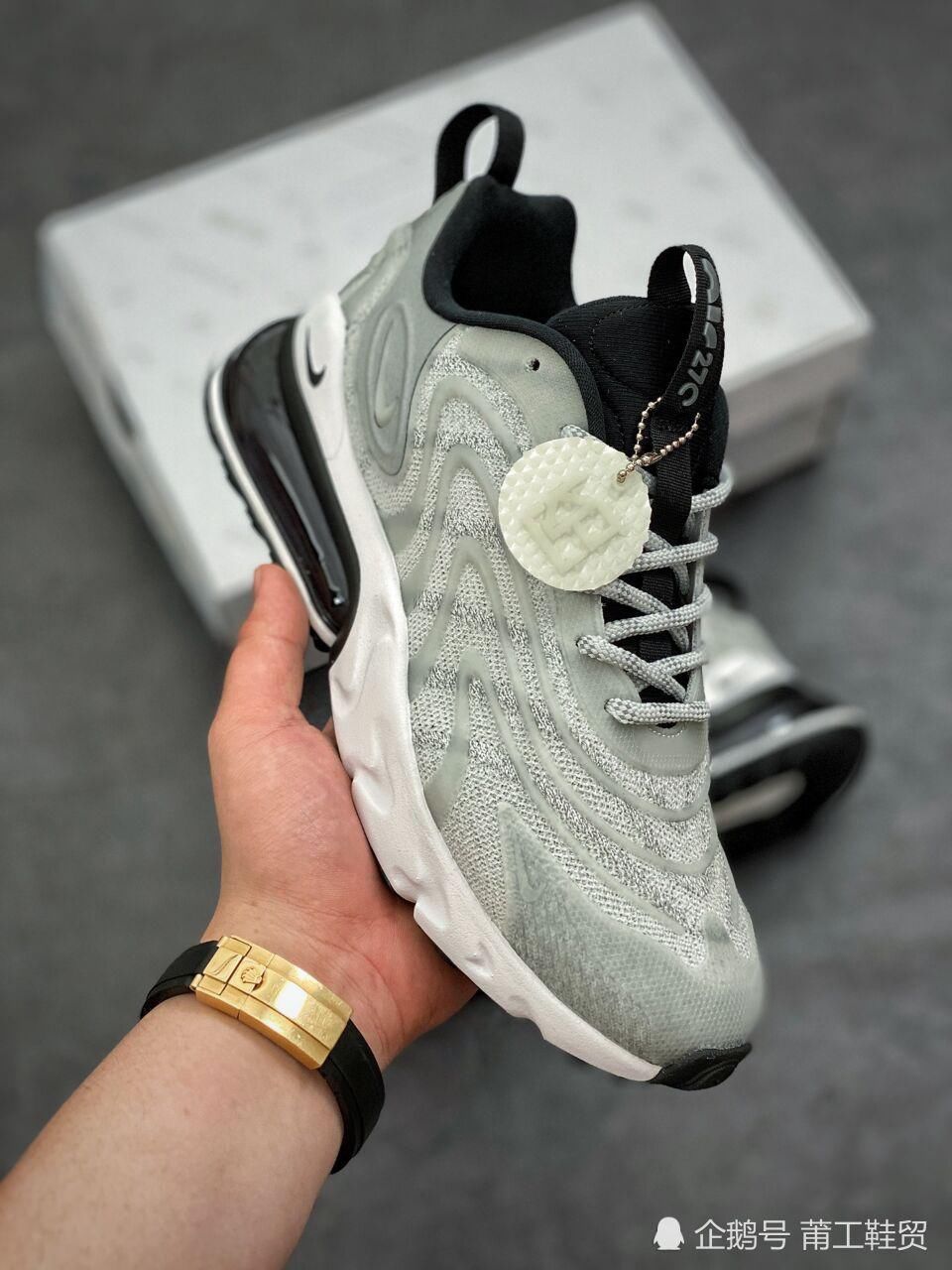  【耐克】AJ已落伍了，这款才是矮个子女生必备！耐克Air Max270跑鞋开箱
