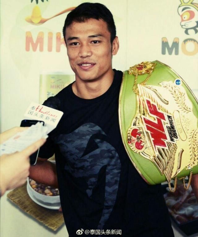 武林风吧拳迷曝光一龙最新近况,穿着裤衩练握