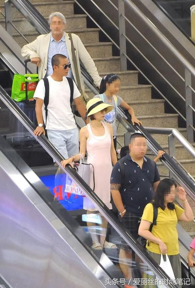 马伊琍穿粉色吊带裙散发初恋的味道，网友：难怪文章站身后护着