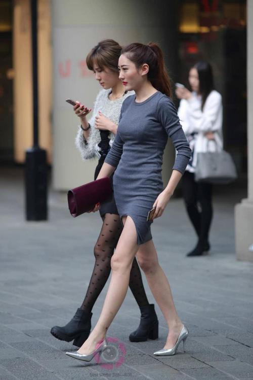 街拍：美女闺蜜搭配黑色丝袜出街，养眼不俗气