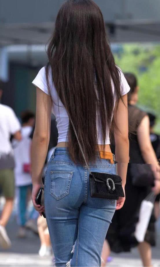 牛仔裤也能穿出大片既视感,美女搭配白色吊带分分钟迷倒路人!