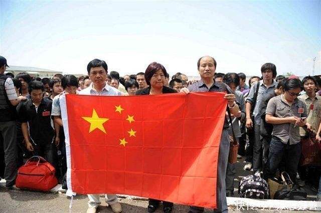  『阅兵』中国式撤侨场景有多震撼？千人齐唱歌气势恢宏，比阅兵还壮观