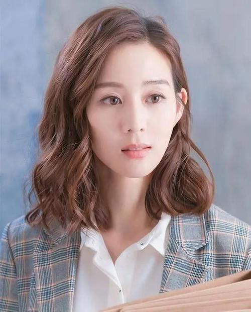  [女人]40岁以上的女人别随便烫头发，3款简约好看的发型，让你年轻5岁