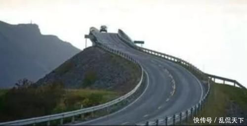 世界上最奇特的公路:远看只有半截,司机像是开进了云端