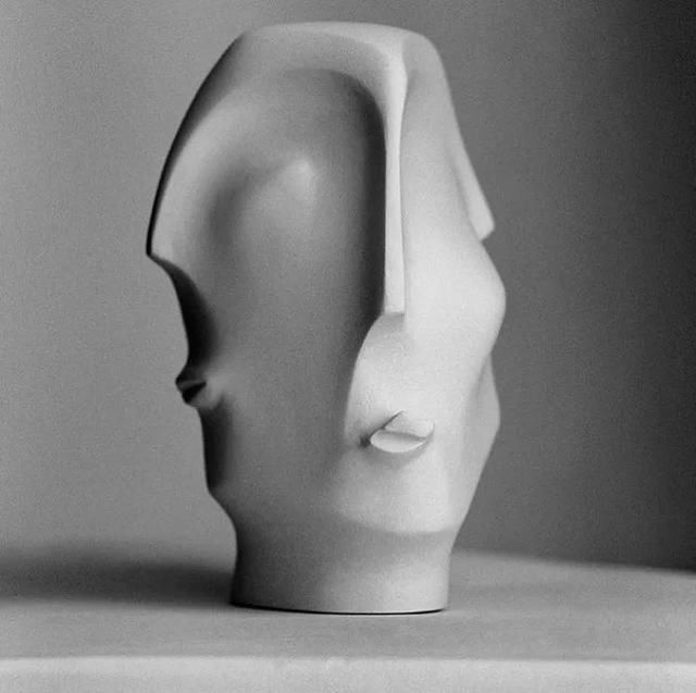 有一种“极简主义”，把女人的身体戴在耳朵上