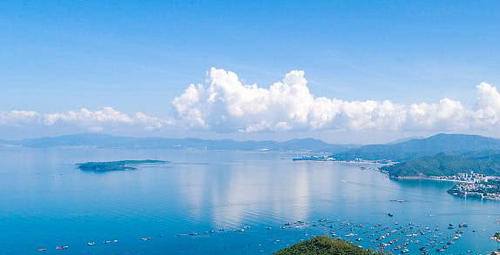 蓝天，白云，是这个世界最无与伦比的美丽