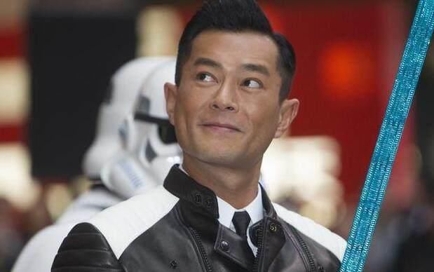 女子举横幅向古天乐借钱救父，古说要了解清楚，网称这是道德绑架