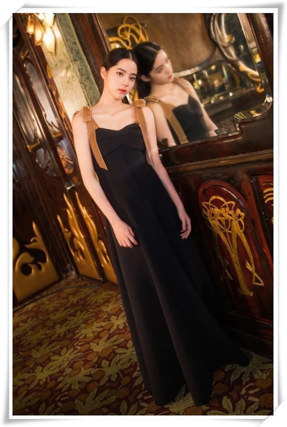 欧阳娜娜厉害！一袭吊带裙满屏女人味，网友直呼：好想做你男朋友