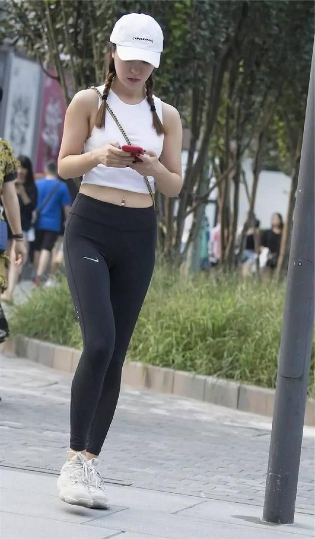 气质小姐姐紧身装裹出紧致美臀，左右摇摆的身姿凸显出迷人的勒痕