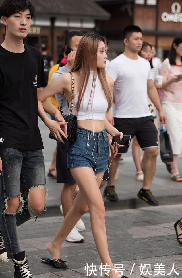 美艳:路人街拍,靓女温婉甜美,穿抹胸裙,美艳动人