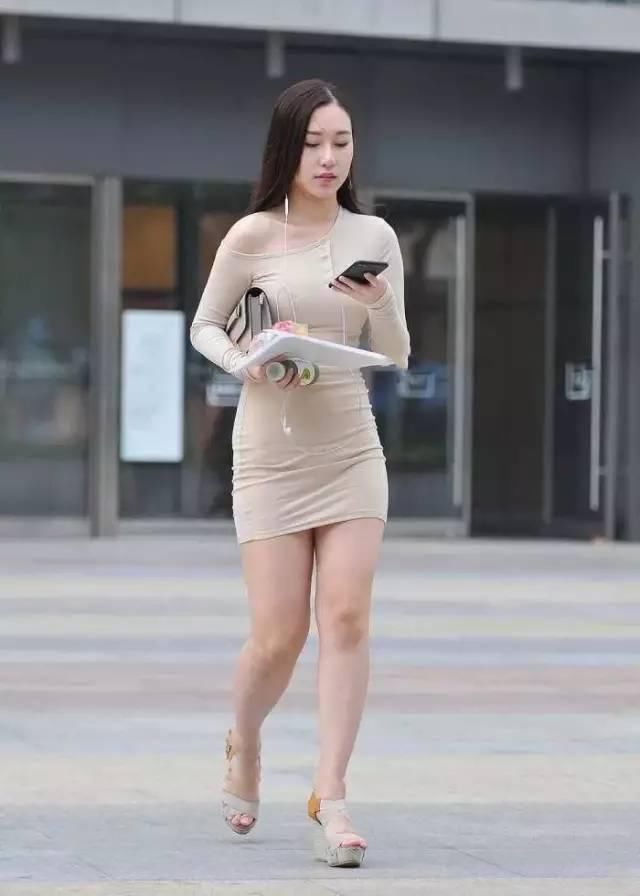 香肩外露包臀裙 年轻时尚的上班一族