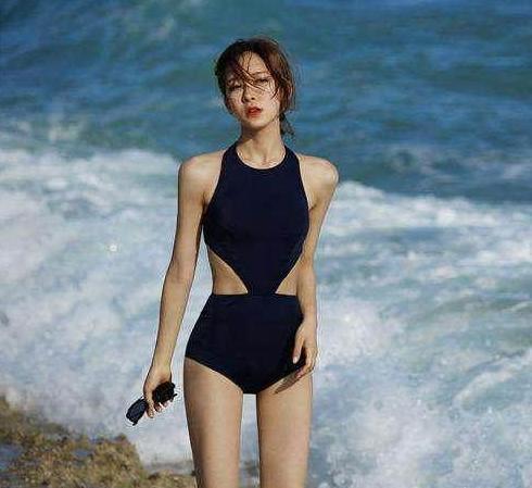 这个夏天尽显迷人曲线,一套靓丽的泳衣更显淡雅女人味,你敢穿吗?