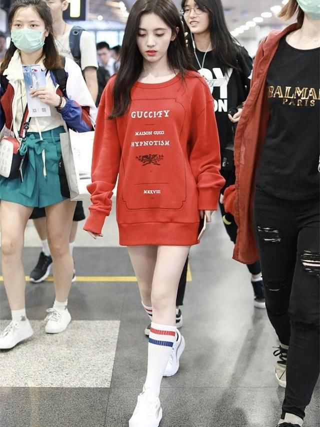 159cm鞠婧祎把卫衣穿成连衣裙，小个子女生想显高就该这么穿！