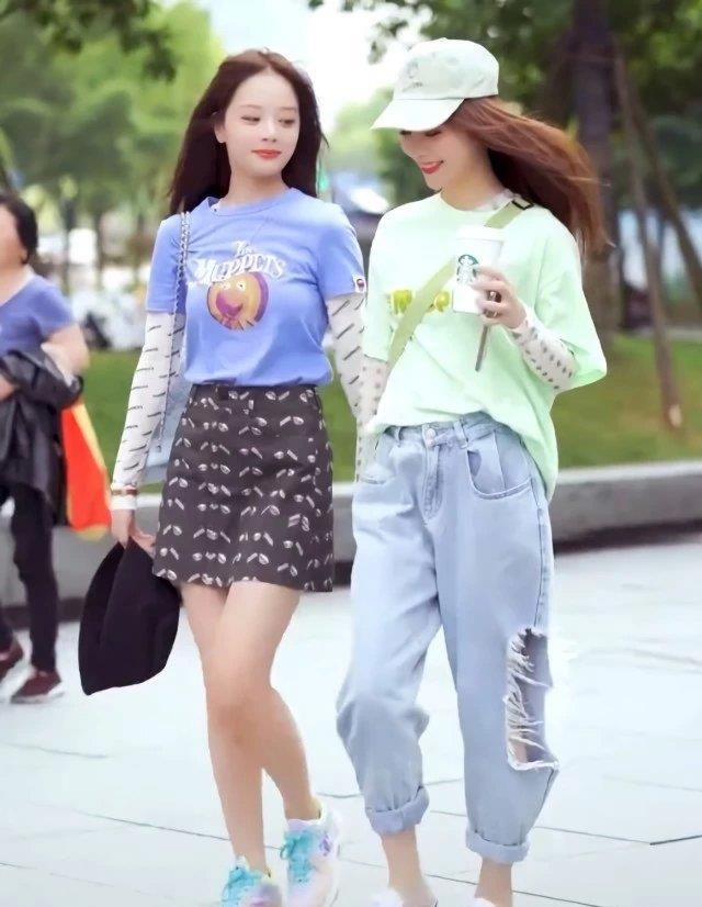  闺蜜■钢铁姐妹街拍，“你穿侧漏裤，我穿仙女鞋”，俩人一起上街抢镜
