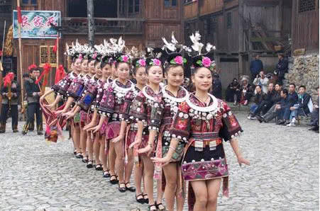 这个地方的女孩要么不穿裙子，要穿就只穿“5寸长”的超短裙！