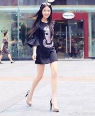 美女马路散步,魅力出众,长腿女神迷人!