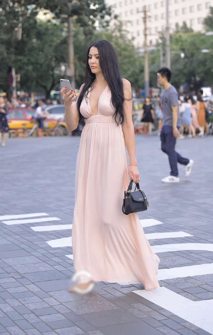 气质小姐姐,身穿肉色深V连衣长裙,昂首挺胸的姿态自信满满!