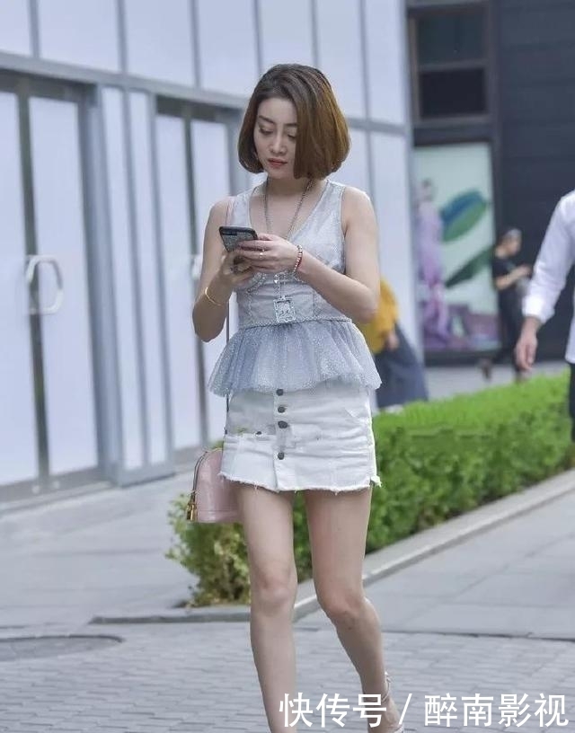 #短裙#街拍短裙小姐姐,腿长貌美,时尚又清凉