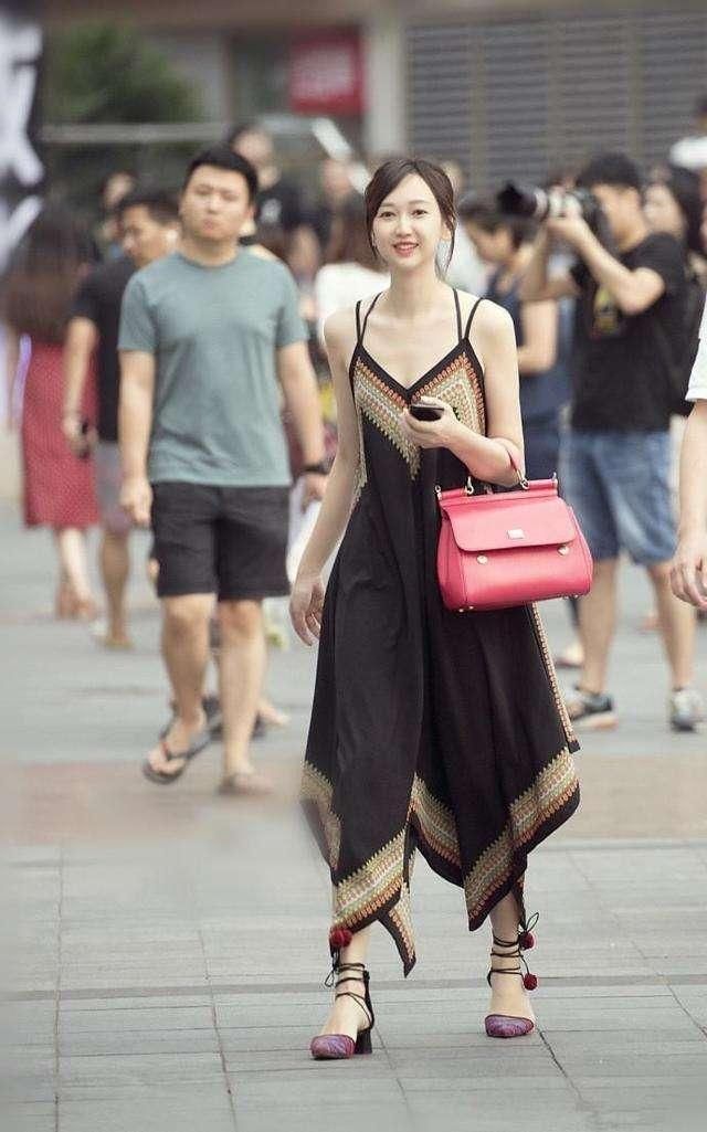 穿连衣裙的美女，显高显瘦还显白，抹胸的设计更是充满着诱惑力!