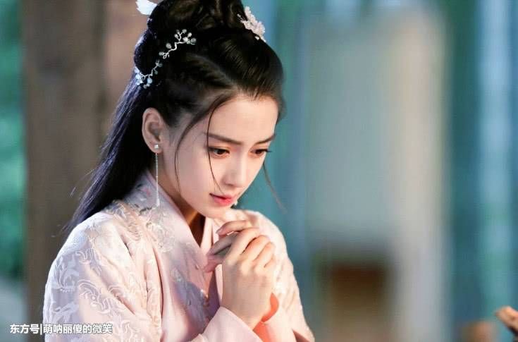 杨颖上次是“假吃”现在又是一句台词“循环洗脑”，网友:演技呢