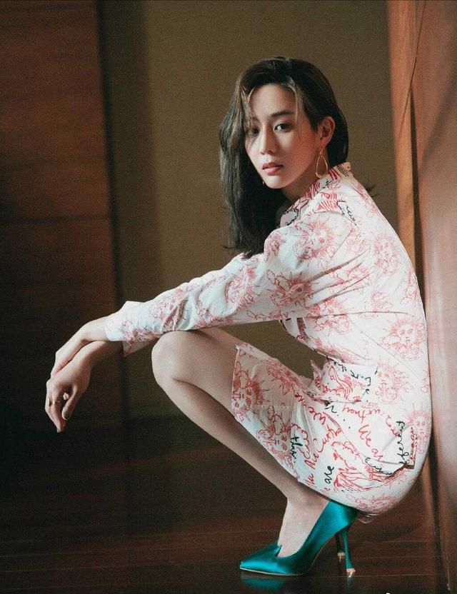  『显得』张钧甯真敢穿，穿一袭修身连衣裙秀大长腿，显得“女神范儿十足”