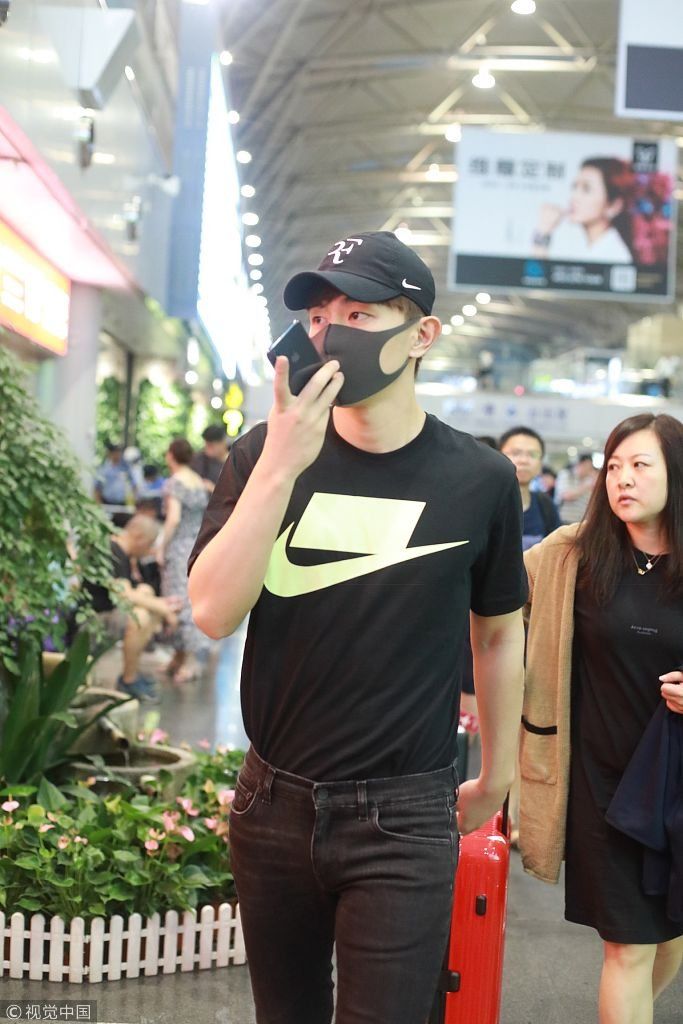 邓伦口罩帽子遮面难掩帅气 翘脚靠柱子煲电话粥