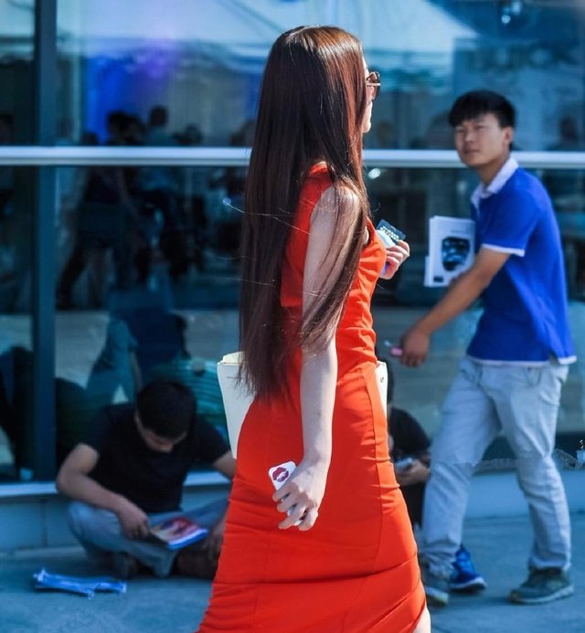 街拍像风一样的高开叉红裙美女，气质优雅迷人，白皙的美腿忽隐忽