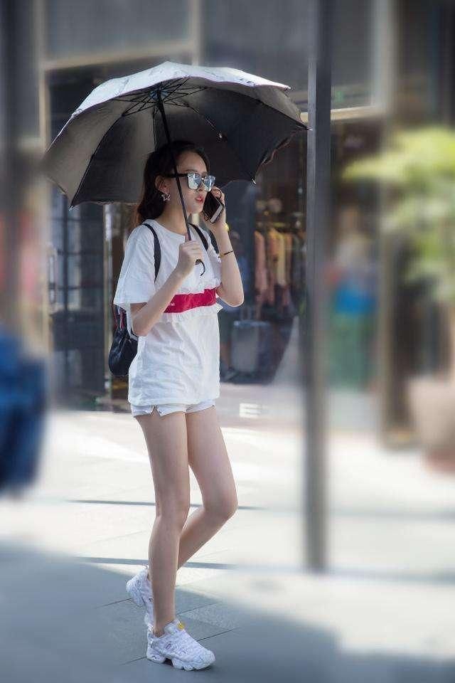 美女小姐姐穿着蕾丝开叉裙,小高跟鞋更加凸显性感!